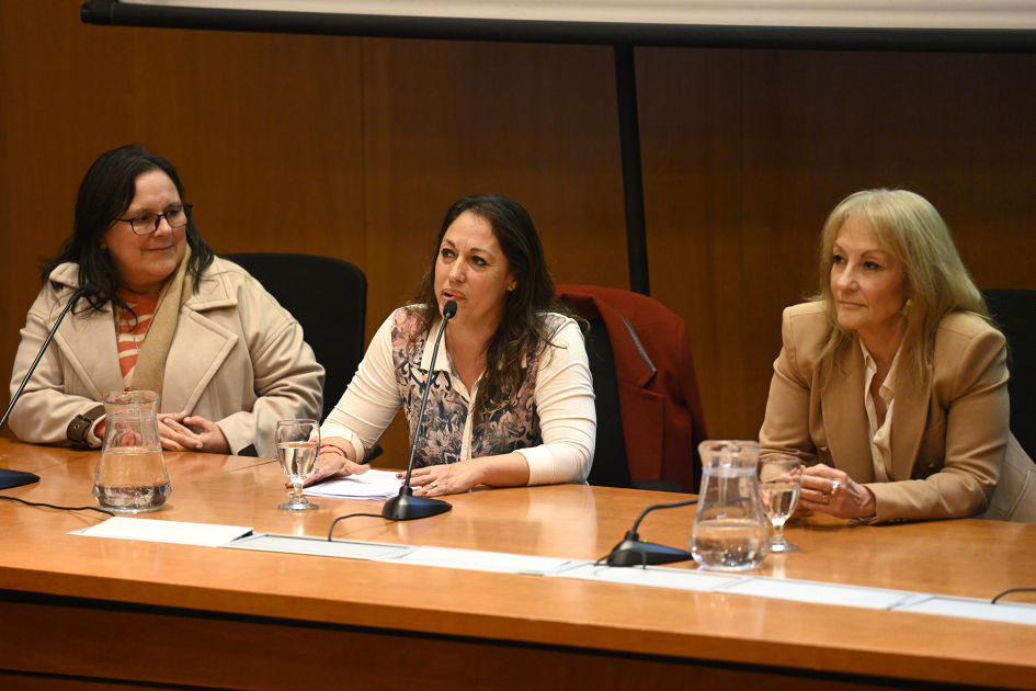 Personas hablando al público