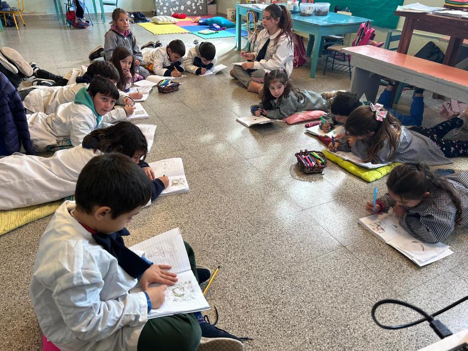 Estudiantes trabajando en el proyecto "Charles Darwin"