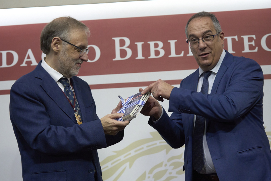 Ministro obsequia libros a autoridad