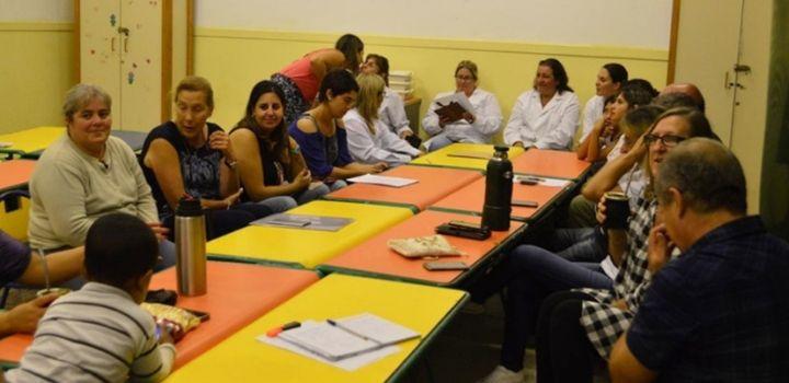 Cabildo abierto Autoridades reunidas en mesa