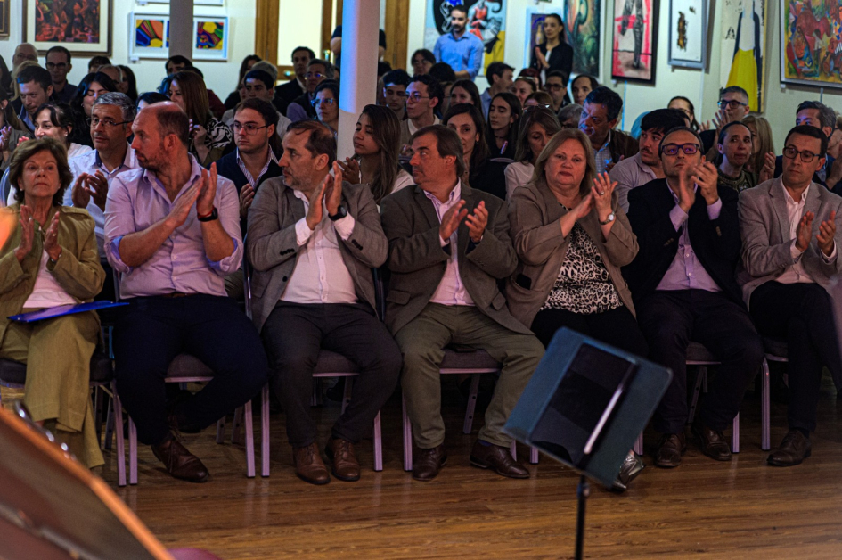 Apertura de la Sala Eduardo Carbajal de San José Plano general del público