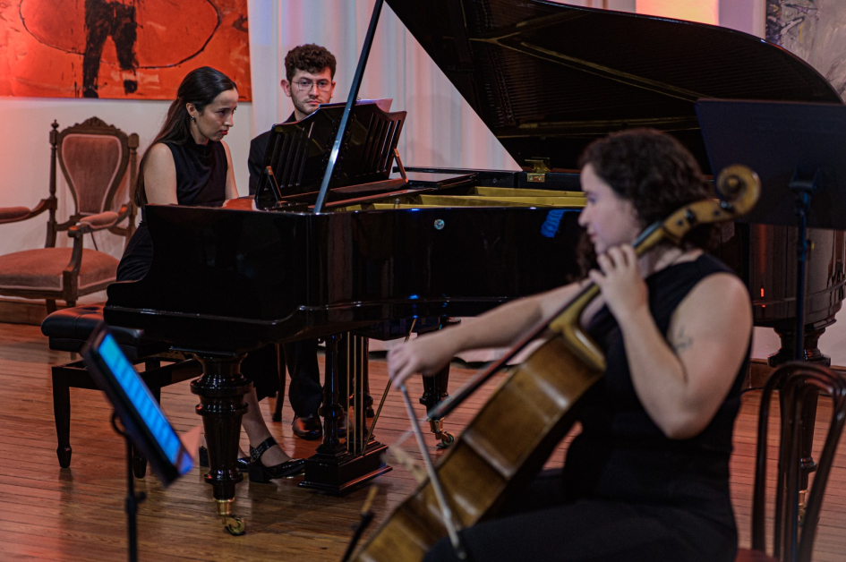 Apertura de la Sala Eduardo Carbajal de San José Jóvenes tocando instrumentos en una orquesta