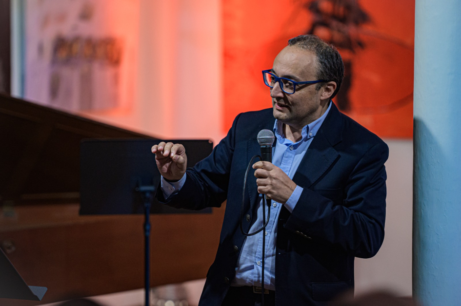 Apertura de la Sala Eduardo Carbajal de San José Director General del MEC, Carlos Varela, habla en público