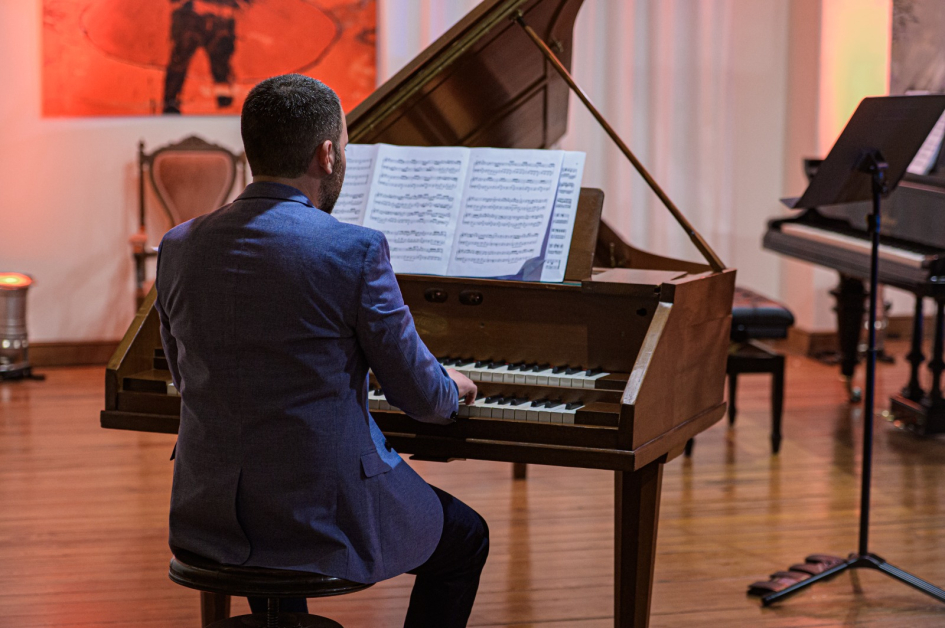 Apertura de la Sala Eduardo Carbajal de San José Persona tocando el piano