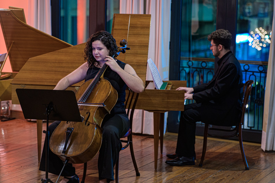 Apertura de la Sala Eduardo Carbajal de San José Personas tocando instrumentos musicales