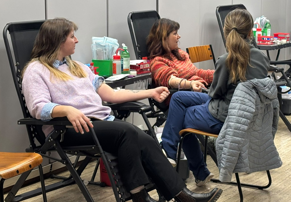 Más de 35 funcionarios y funcionarias se sumaron a una nueva jornada de donación de sangre Funcionarias patricipando en la nueva jornada de donación de sangre