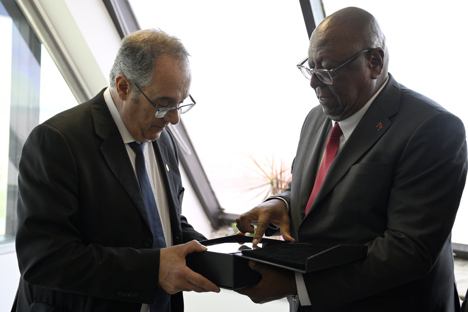 Ministro recibe un presente del ministro de Angola