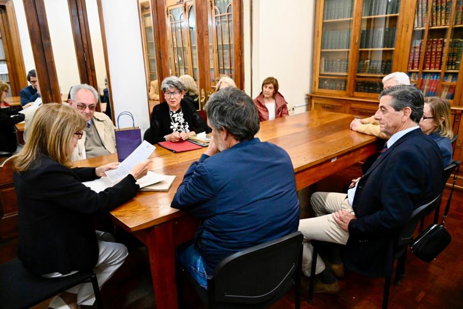 Imagen de la Subsecretaria del MEC Dra Ana Ribeiro, dando lectura de la donación. Imagen de la Subsecretaria del MEC Dra Ana Ribeiro, dando lectura de la donación.