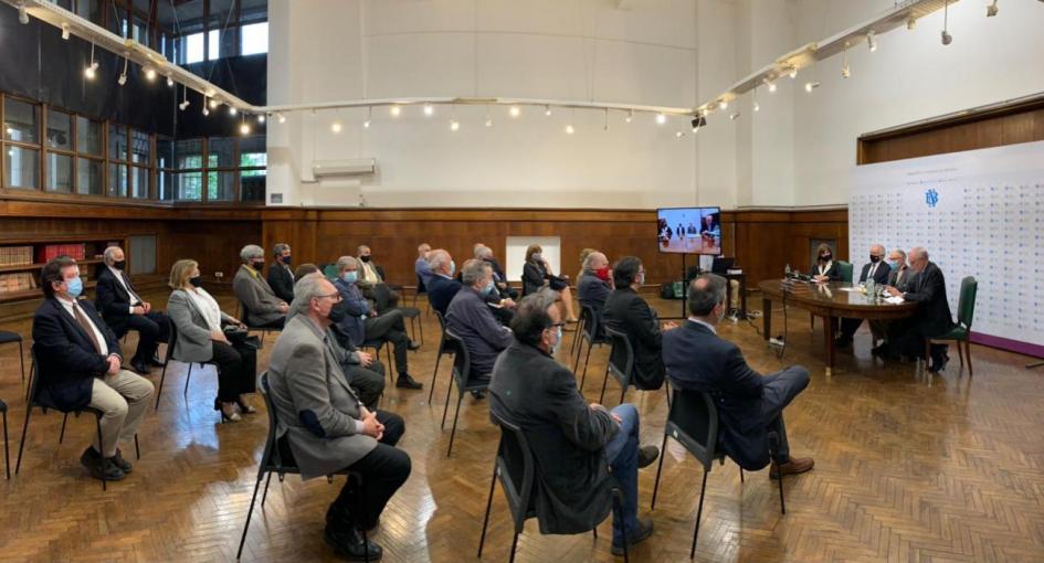 Sala con los invitados y la mesa con las autoridades