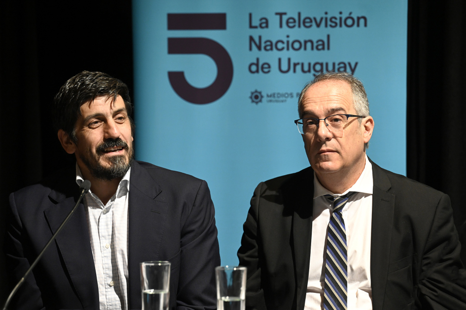 Personas en mesa.