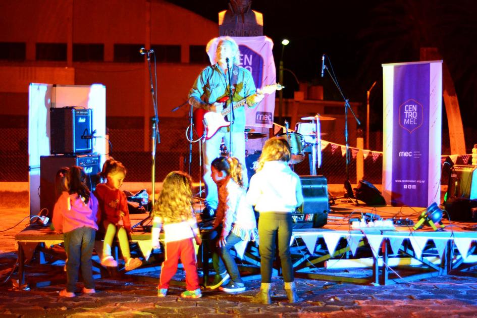 Actuación en vivo Niños interactuando con músico
