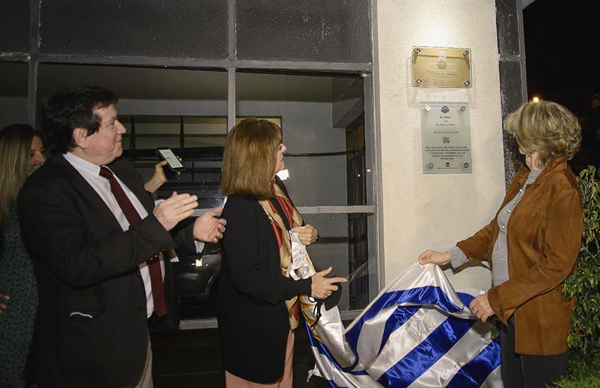 Autoridades del Ministerio descubren placa en edificio "El Indio" Descubrimiento de placa