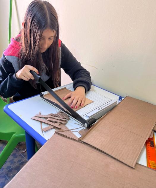 Adolescente joven armando la caja