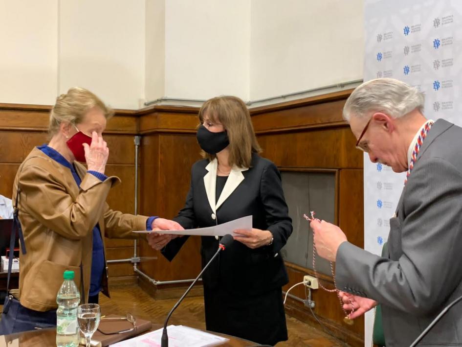 Subsecretaria Ana Ribeiro recibiendo de la historiadora Marta Canessa el diploma de nueva integrante del "Sillón Académico XVI Dámaso Antonio Larrañaga"