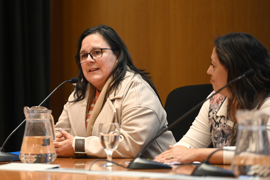 Ministra (i) hablando en público