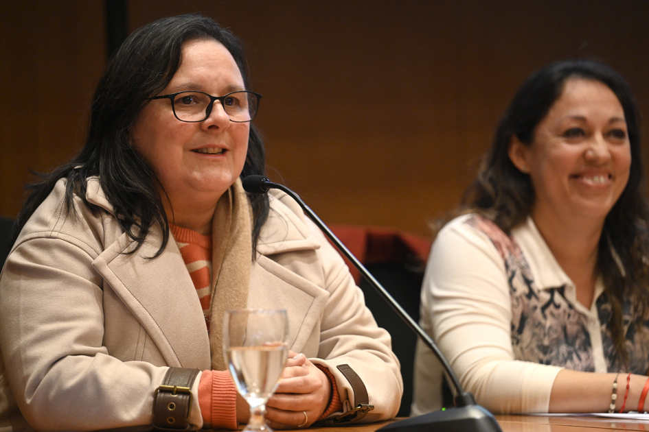 Ministra (i) hablando en público