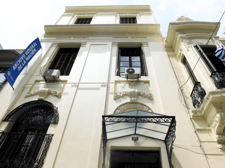 Actual edificio sede del AGN Fachada del edificio sede central del AGN de frente.