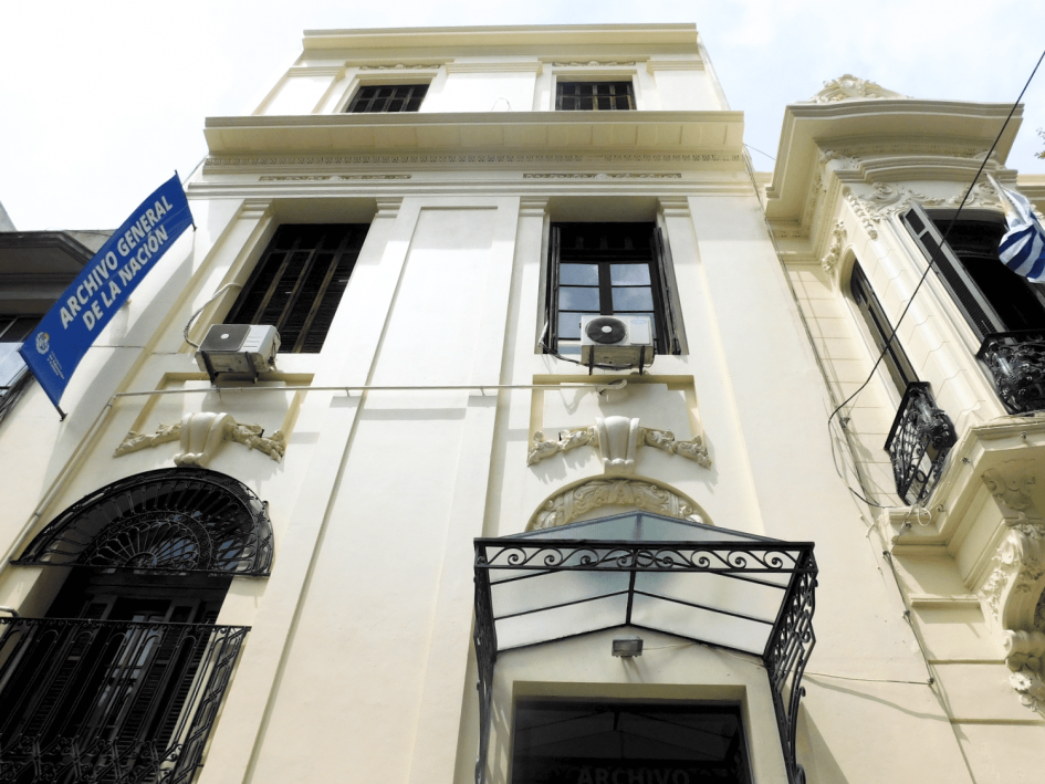 Fachada del edificio sede central del AGN de frente. 