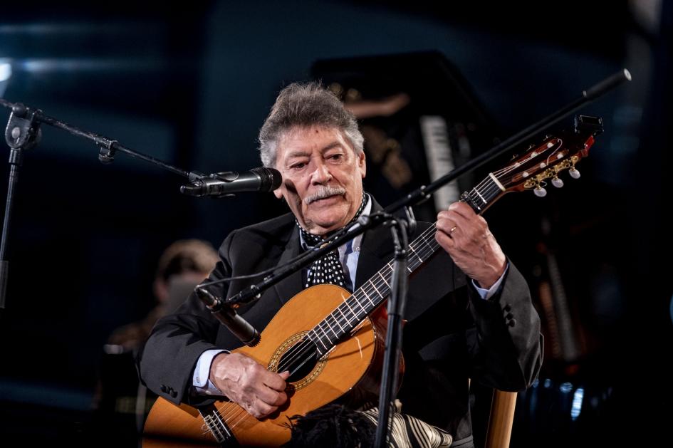 Payador Juan Carlos López. Persona tocando la guitarra.