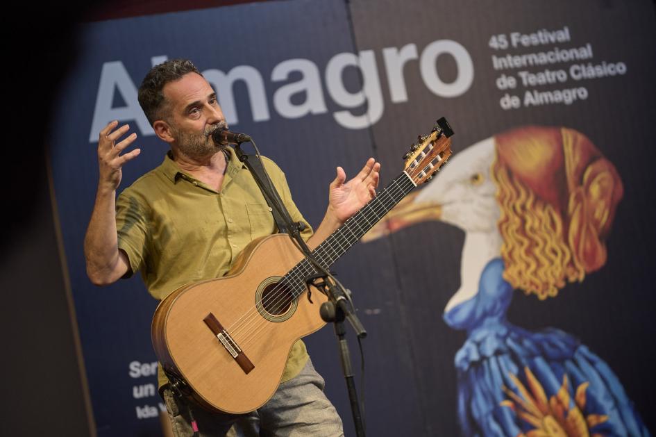 Músico Jorge Drexler. Persona cantando con guitarra.