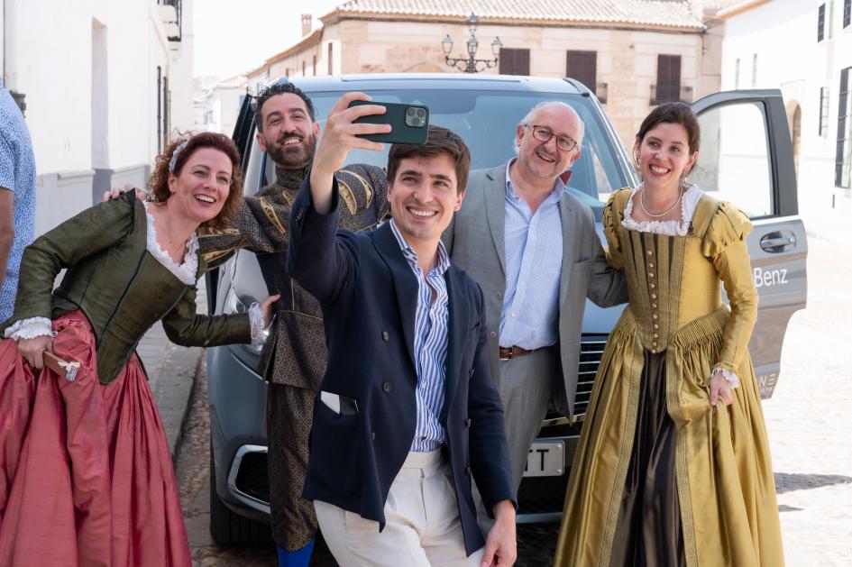 Da Silveira junto a un grupo de actores. Personas posando para una selfie.
