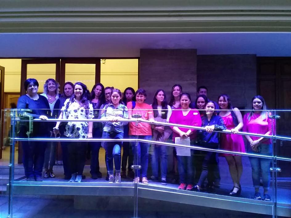 Mujeres de Cerro Chato y Gallinal asisten a obra de teatro Mujeres posan para foto