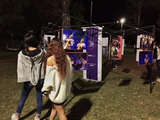 Muestra «Vestidos de carnaval» Personas mirando exposición