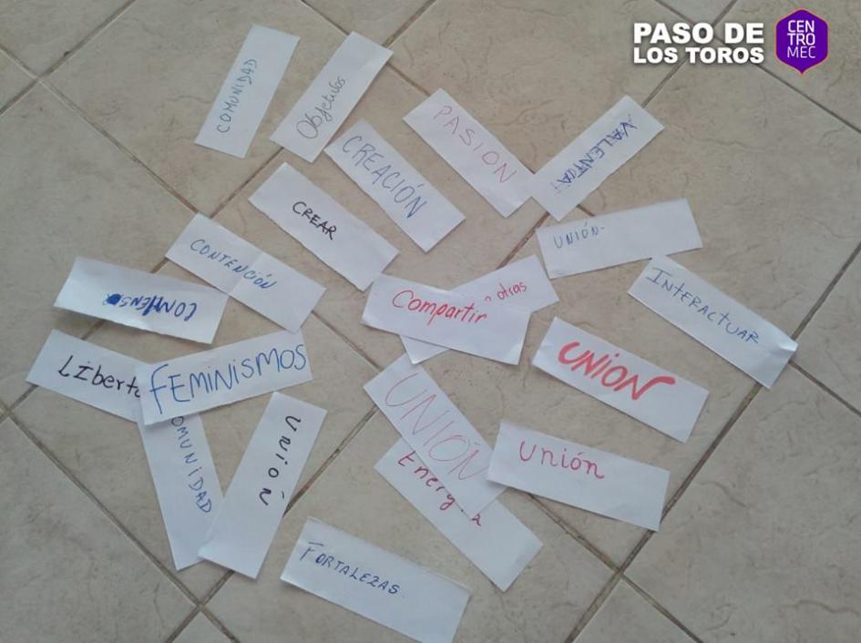 Instancia de taller Papeles con frases en el piso