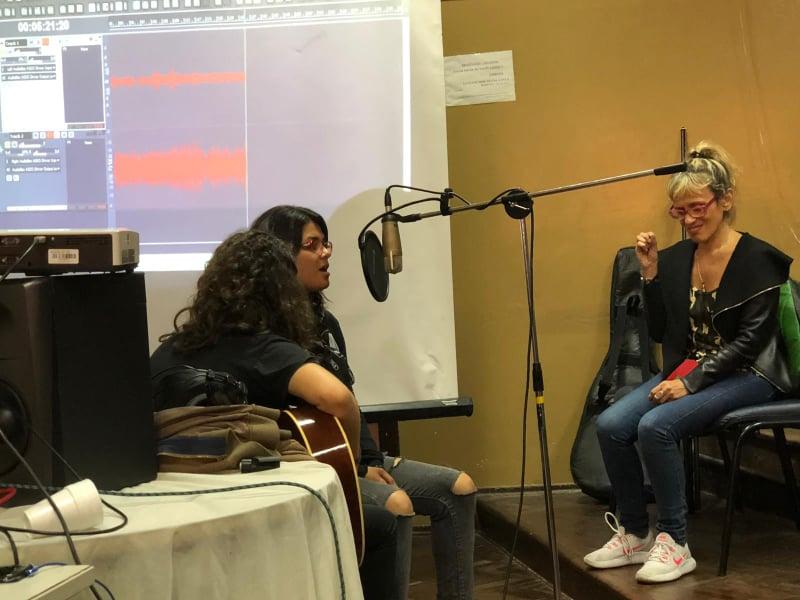 Participantes del taller Persona cantando en taller