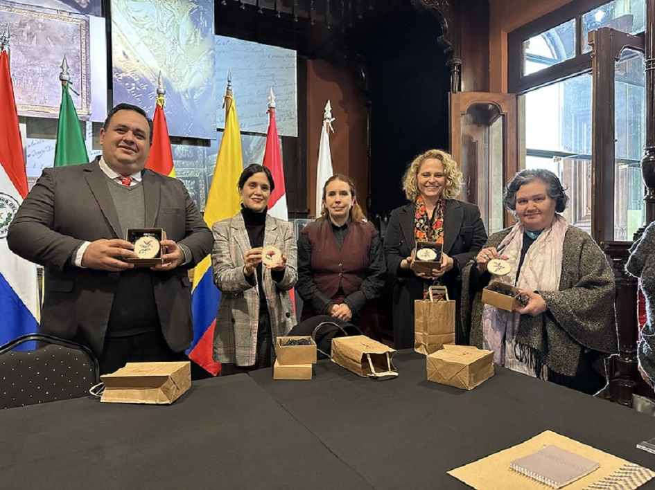 María Eugenia Vidal junto autoridades 