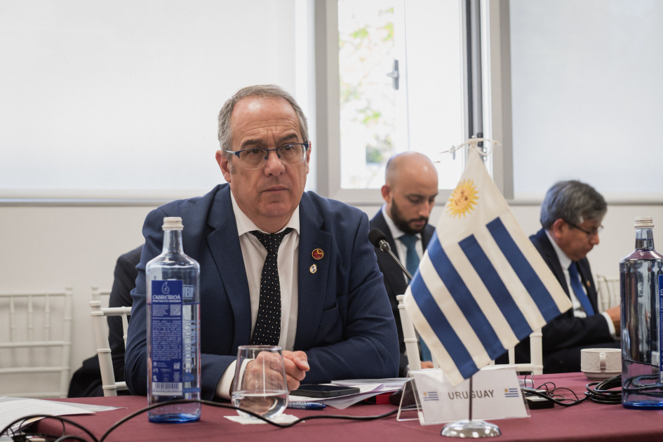 Ministro en mesa de reunión