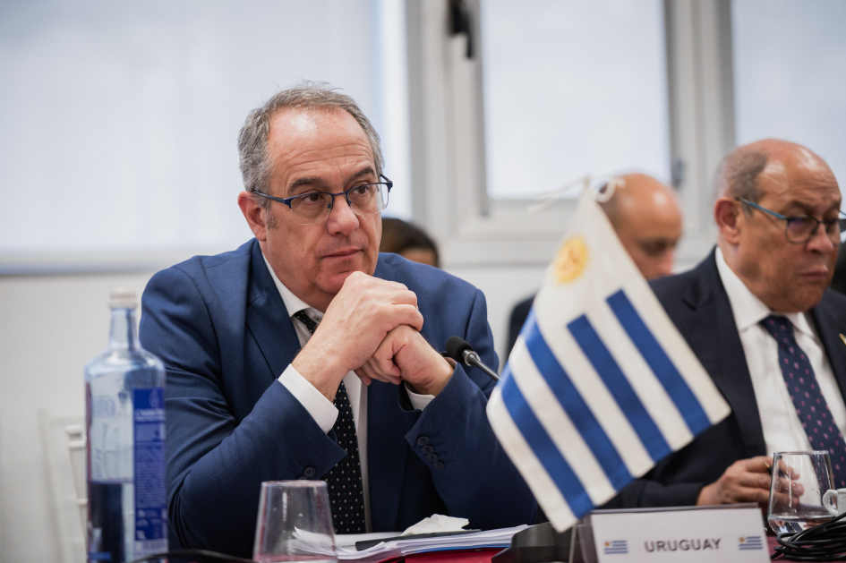 Ministro en mesa de reunión