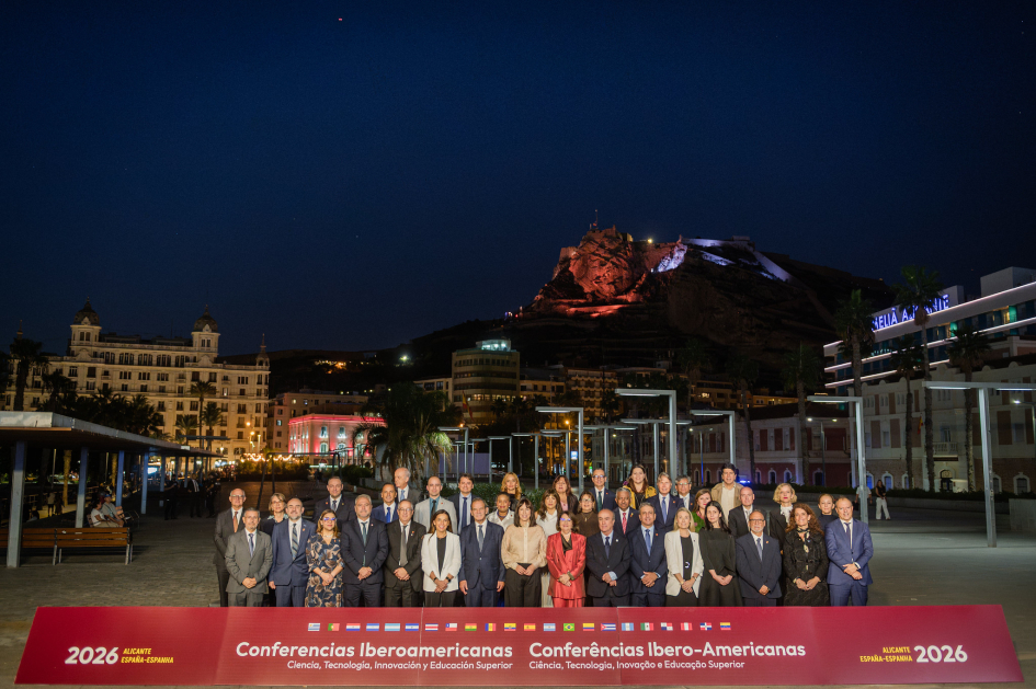 Autoridades posan para foto