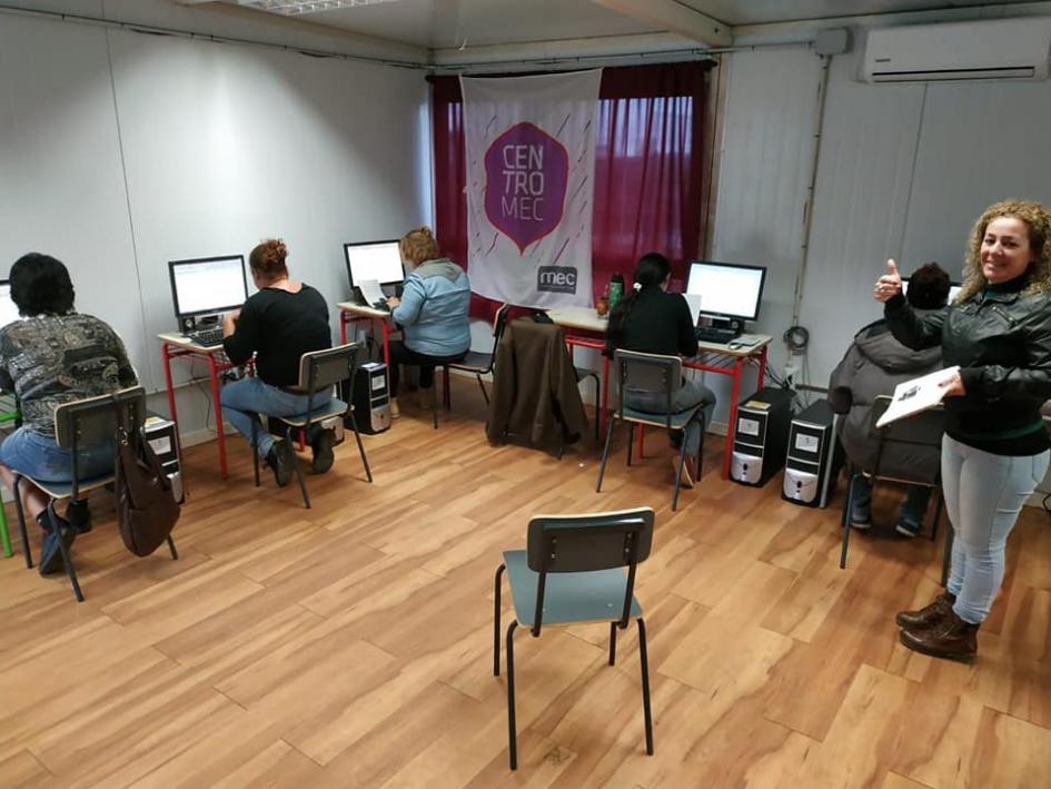 Personas participando de taller