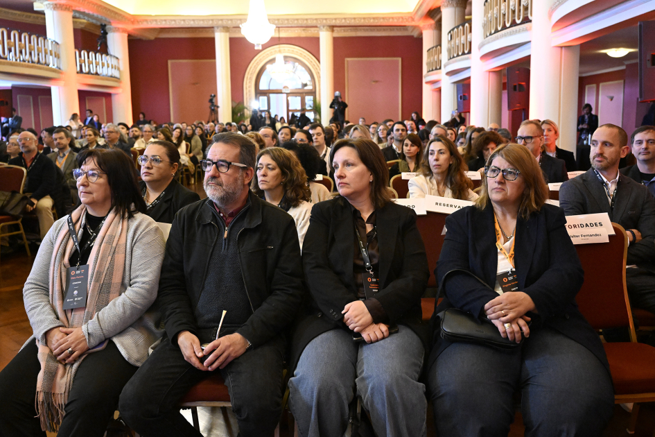 Otro plano de la sala con autoridades en primera fila