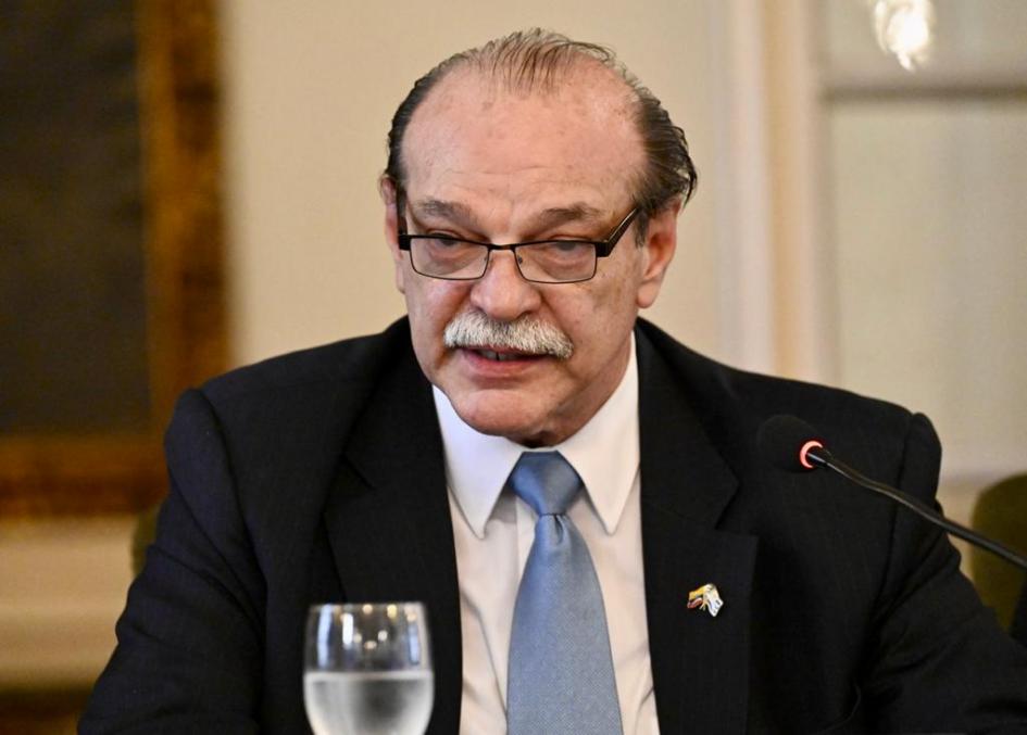 Embajador de Ecuador, Roberto Illingworth. Persona hablando.