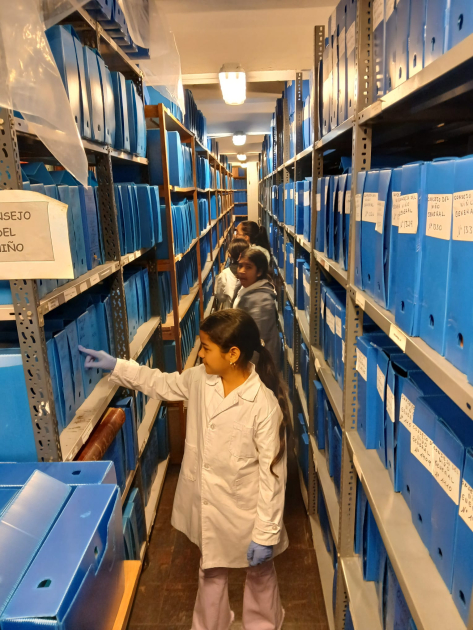 Alumnos recorriendo los depósitos de documentos.
