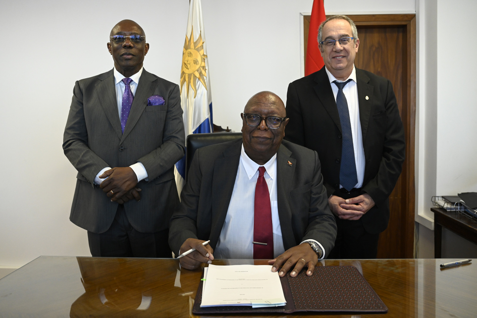 Ministro de Educación de Angola firma documento