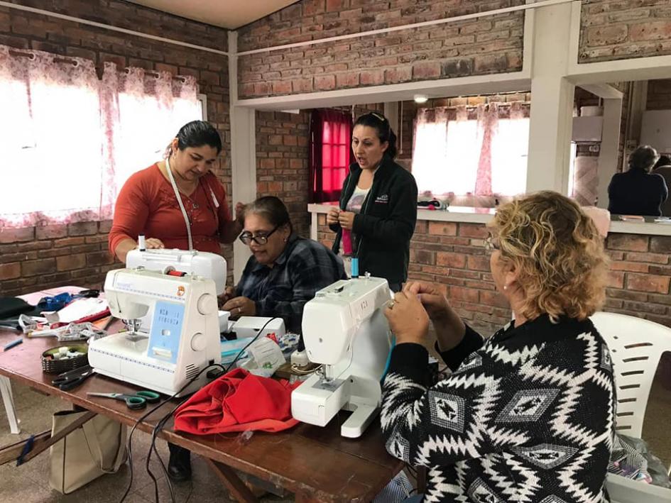 Personas participando de taller