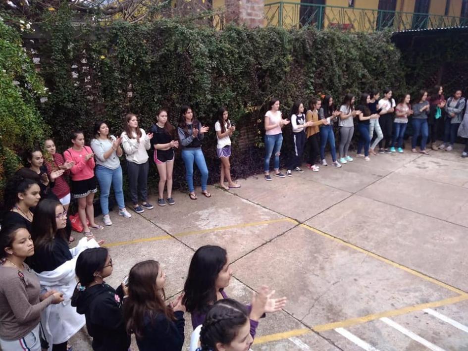Actividad Plano general de jóvenes en ronda