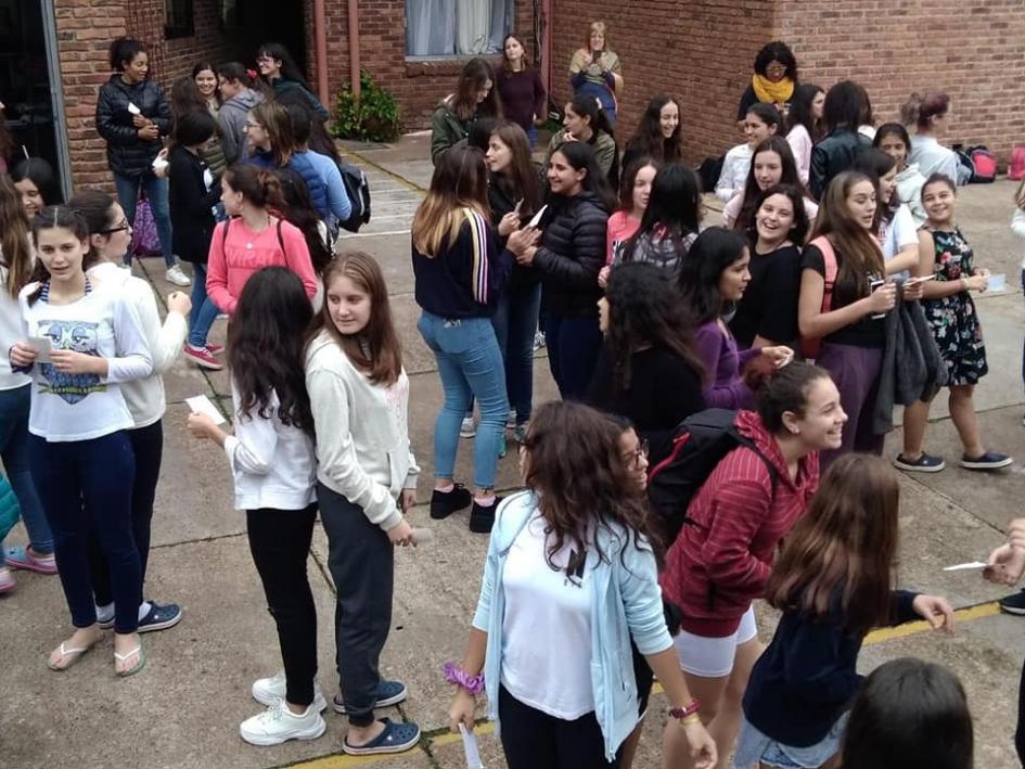 Jornada de juegos Jóvenes participando de una actividad