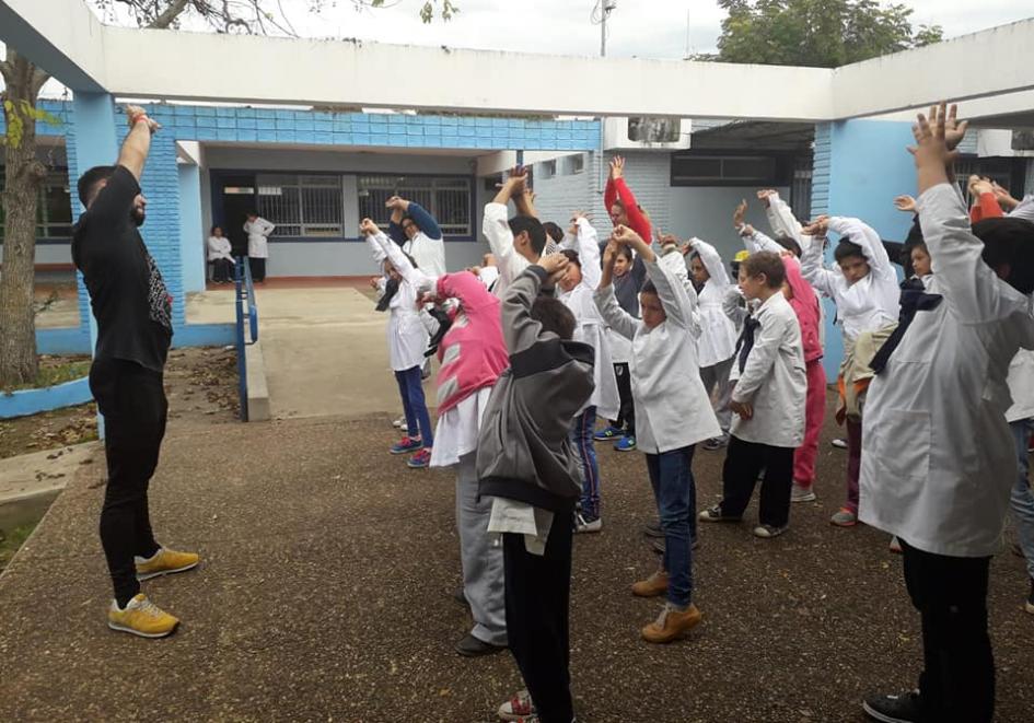 Personas participando de un taller