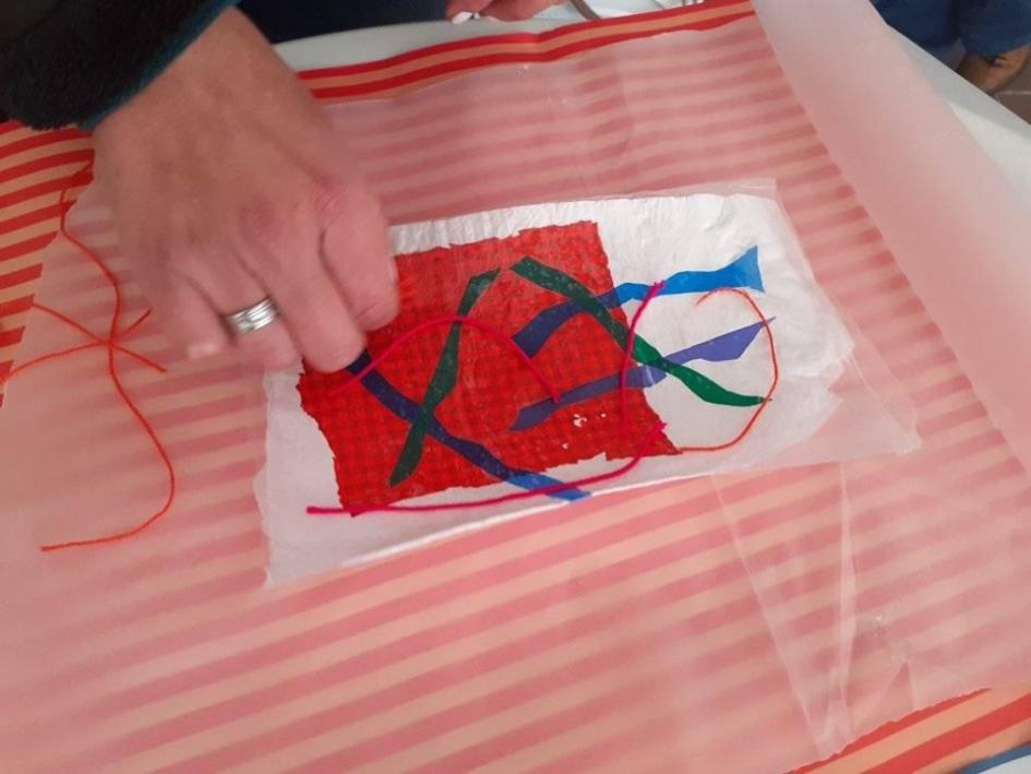 Taller de reciclado de bolsas de nylon Foto de una mujer bordando