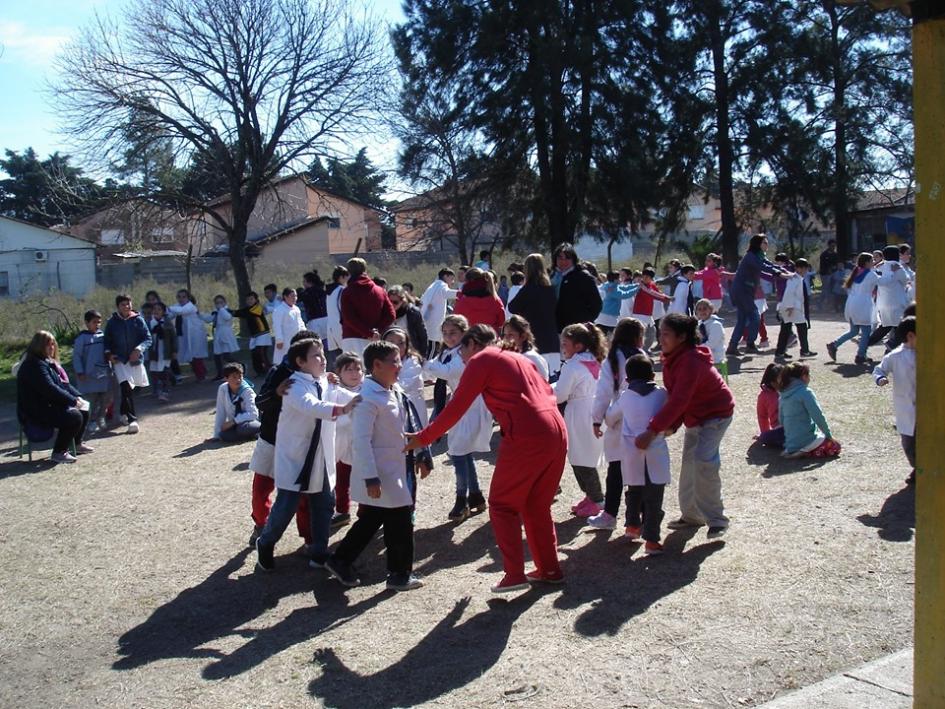 Escolares jugando Escolares juegan al aire libre