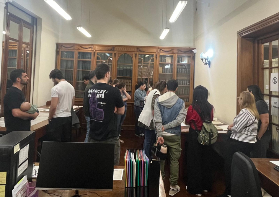 Visitantes en sala de consultas del Archivo General de la Nación