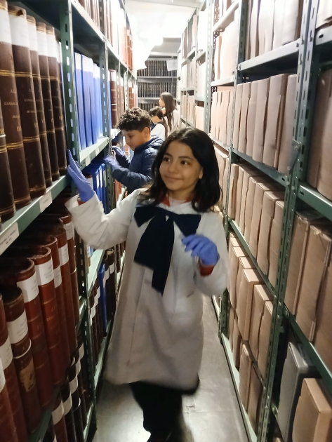 Alumnos recorriendo los depósitos de documentos.