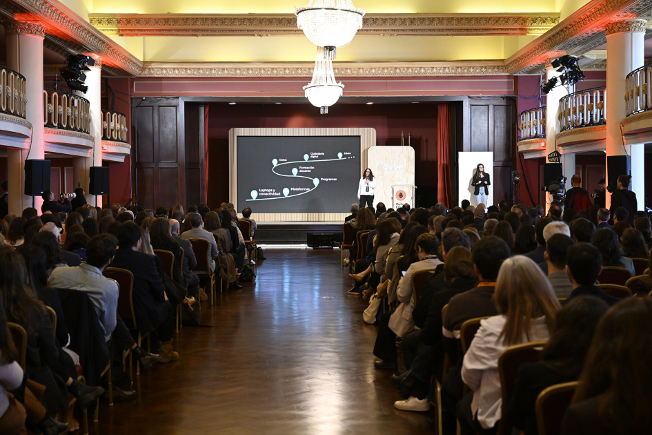 Plano general de la sala con ponencia de Fiorella Haim
