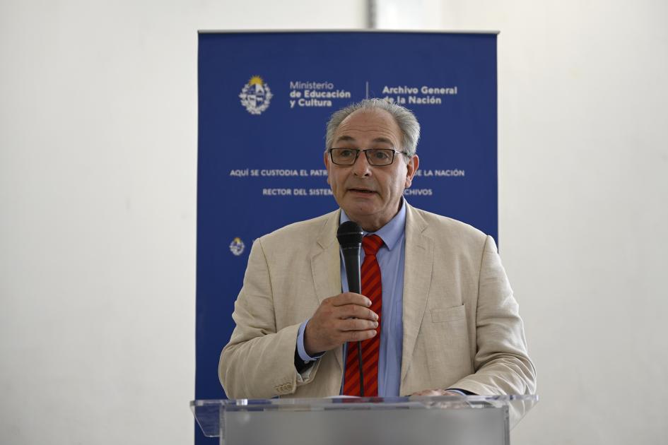 Director del Archivo General de la Nación, Lic. Alberto Umpiérrez.
