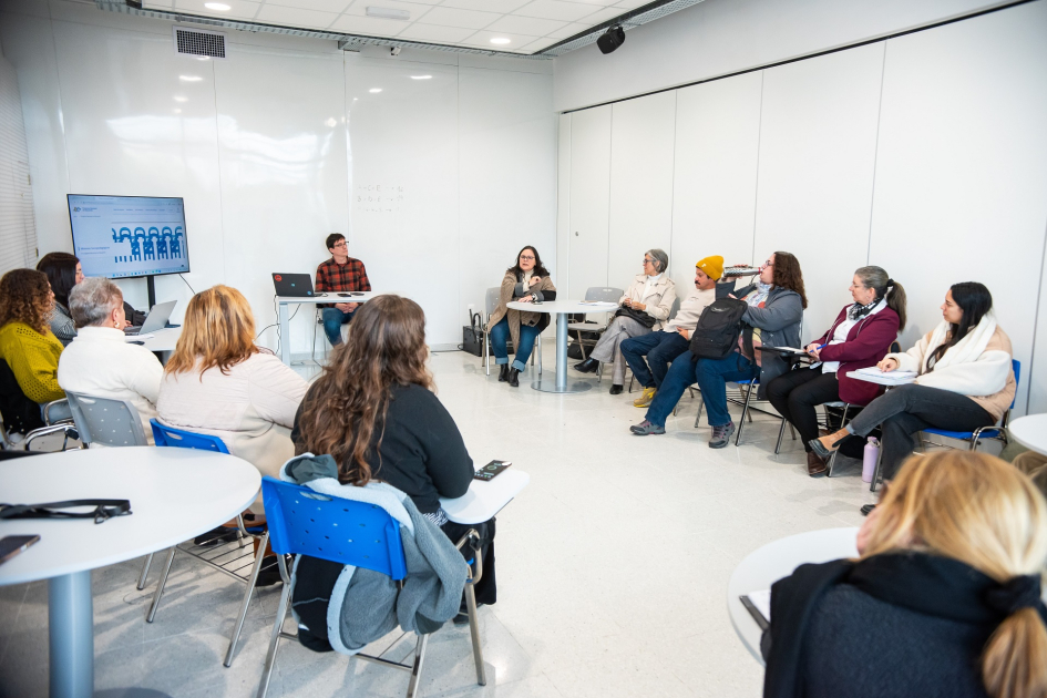 Plano general de la sala durante la presentación
