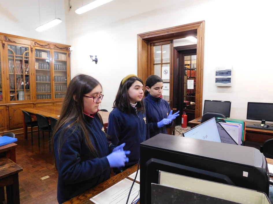 Alumnos en visita por el Archivo General de la Nación